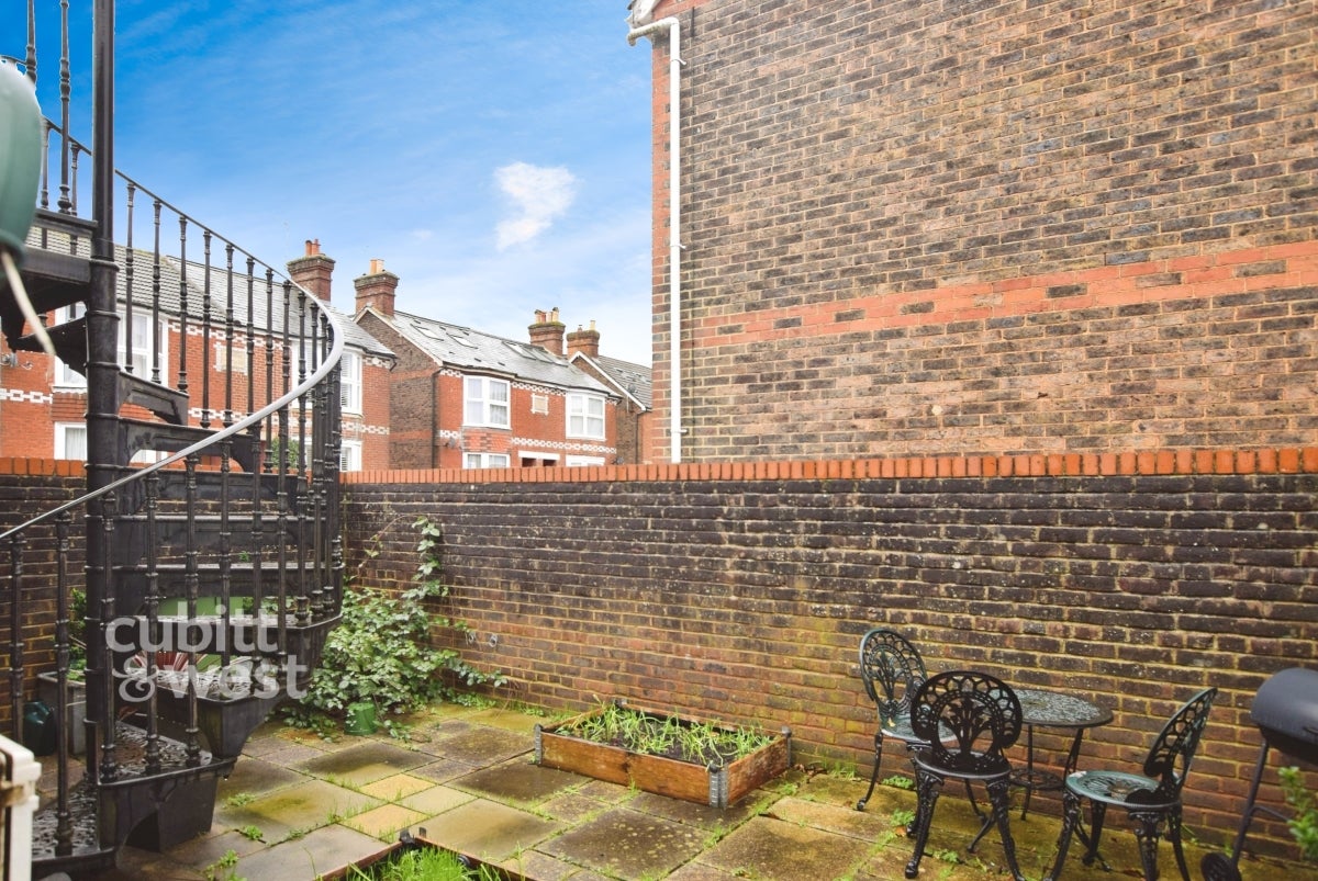 Flat Dale Road in Greater London