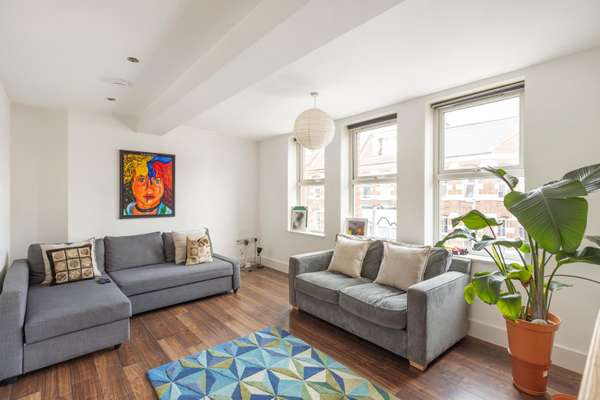 Flat Aliwal Road in Greater London