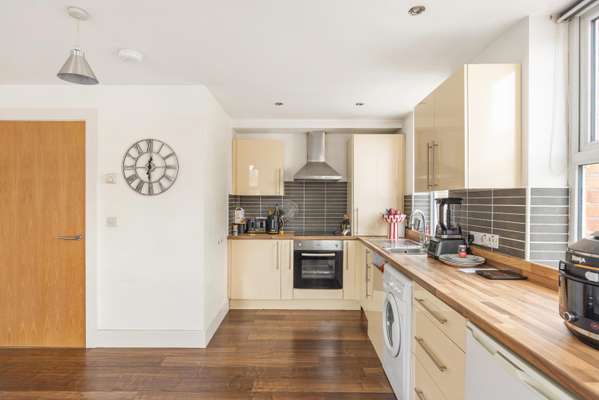 Flat Aliwal Road in Greater London
