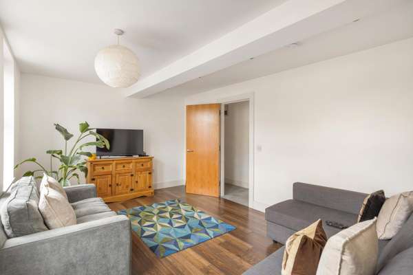 Flat Aliwal Road in Greater London