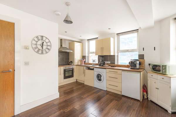 Flat Aliwal Road in Greater London