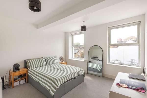 Flat Aliwal Road in Greater London