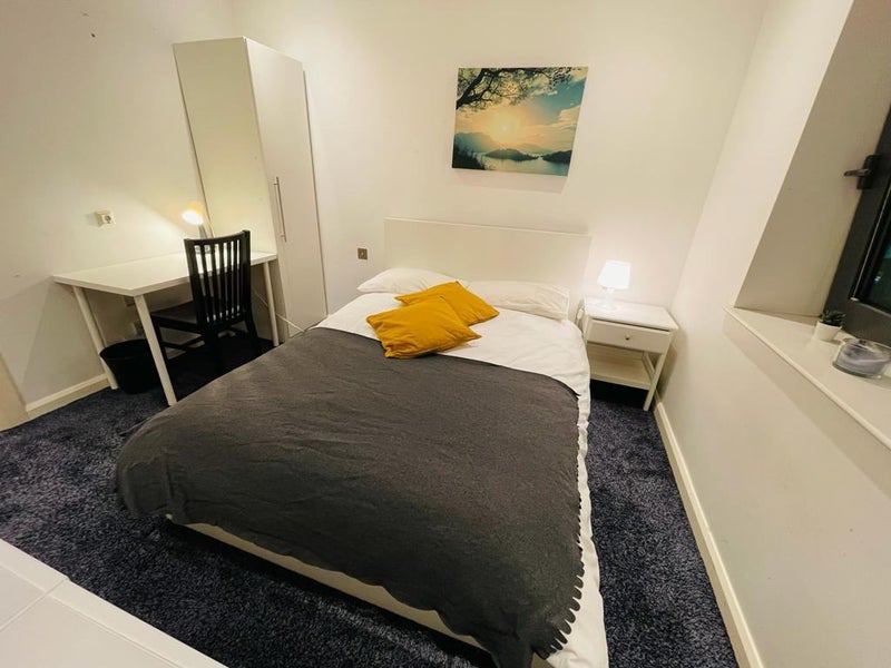 Room South Quay Square in Greater London
