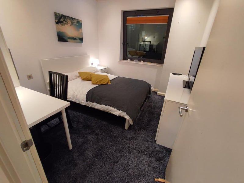 Room South Quay Square in Greater London