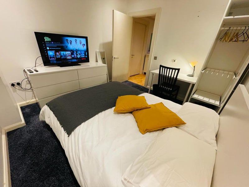 Room South Quay Square in Greater London