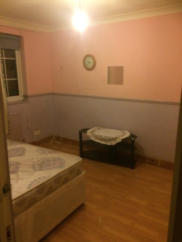 Room Crowden Way in Greater London
