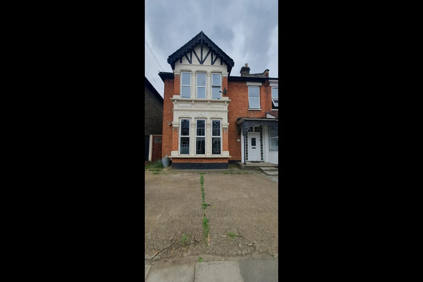 House Warwick Gardens in Greater London