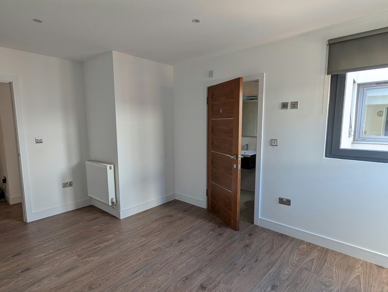 Flat Tooting High Street in Greater London