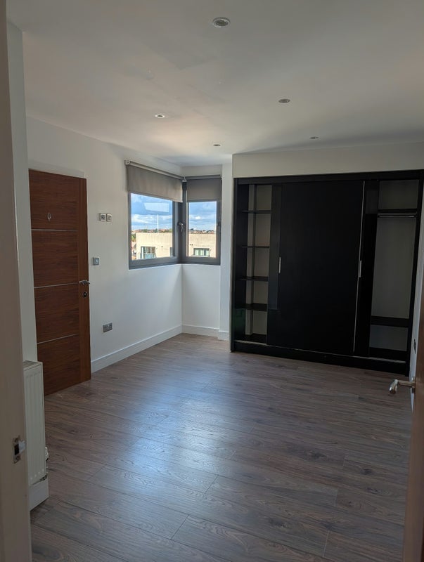 Flat Tooting High Street in Greater London
