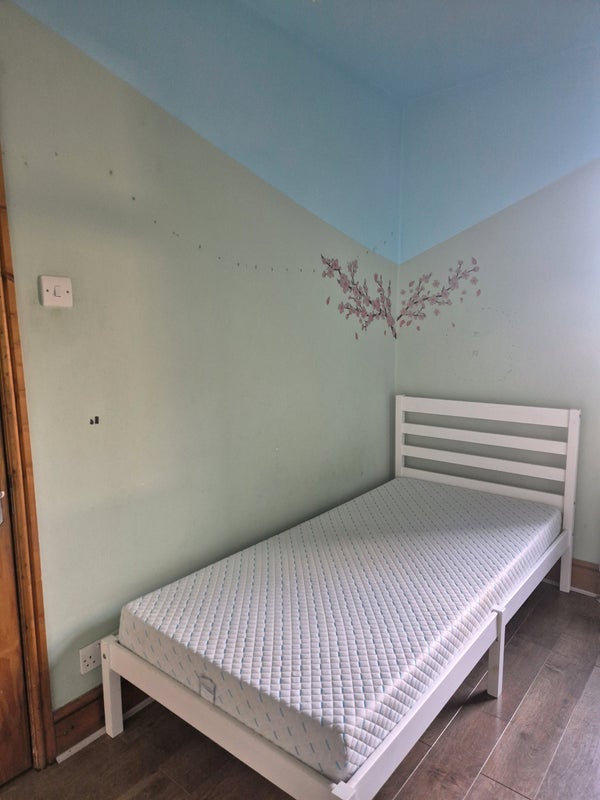 Room Tennyson Road in Greater London