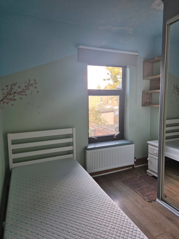 Room Tennyson Road in Greater London