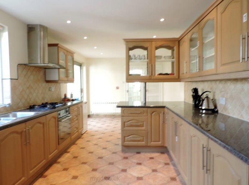 Room Griffin Road in Greater London