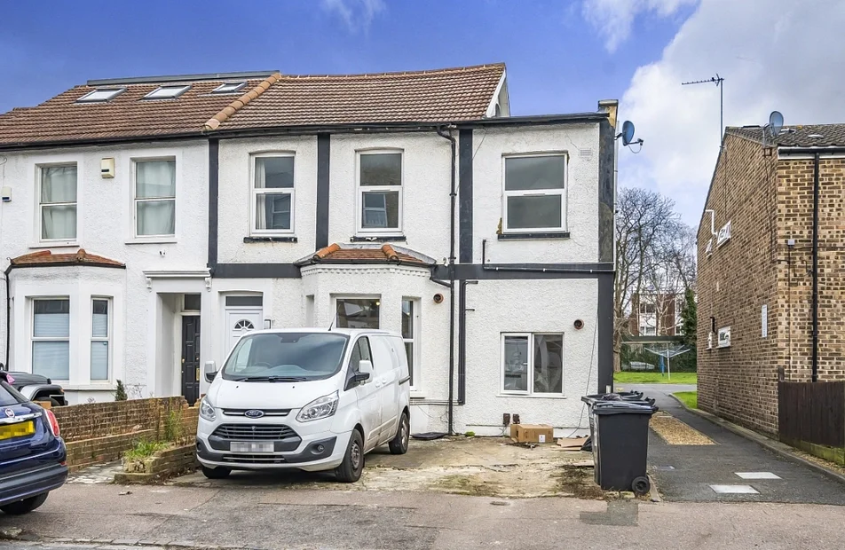 Flat Howard Road in Greater London