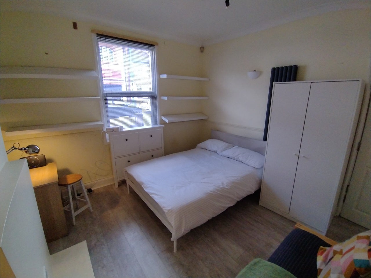 Room High Street in Dartford