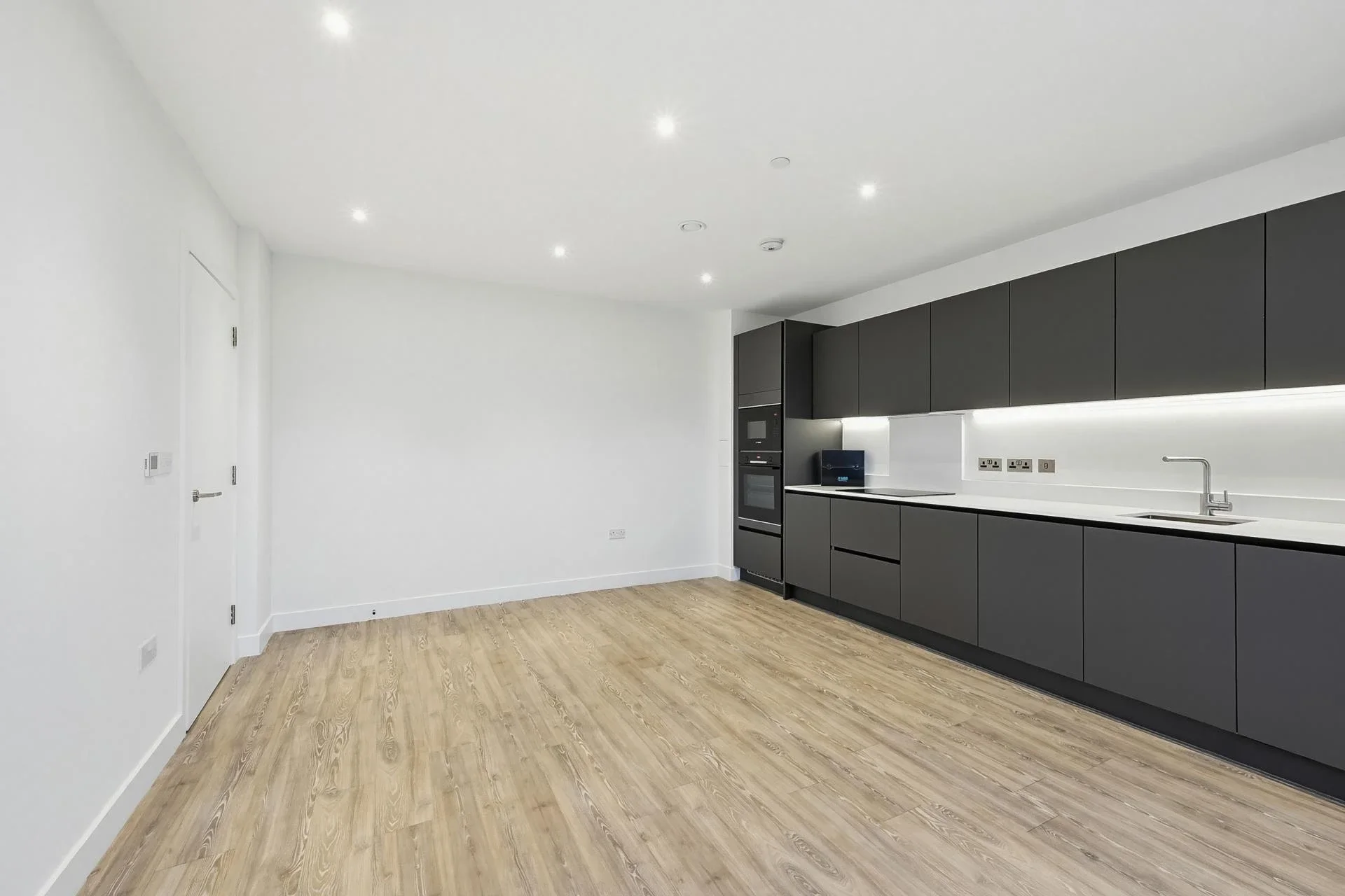 Flat Chequers Lane in Greater London