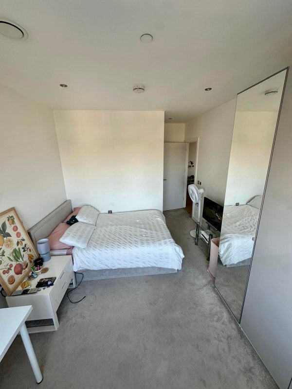 Room Grant Road in Greater London