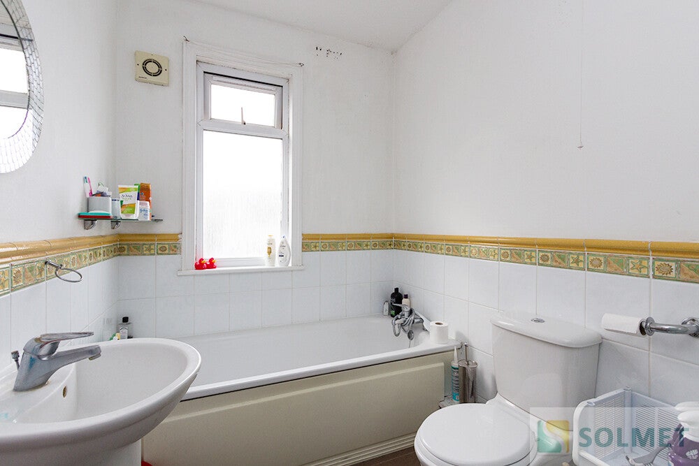 Room Dewsbury Road in Greater London