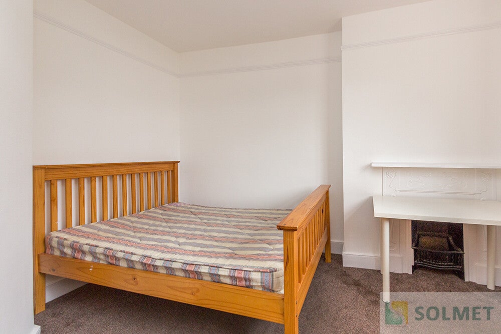 Room Dewsbury Road in Greater London