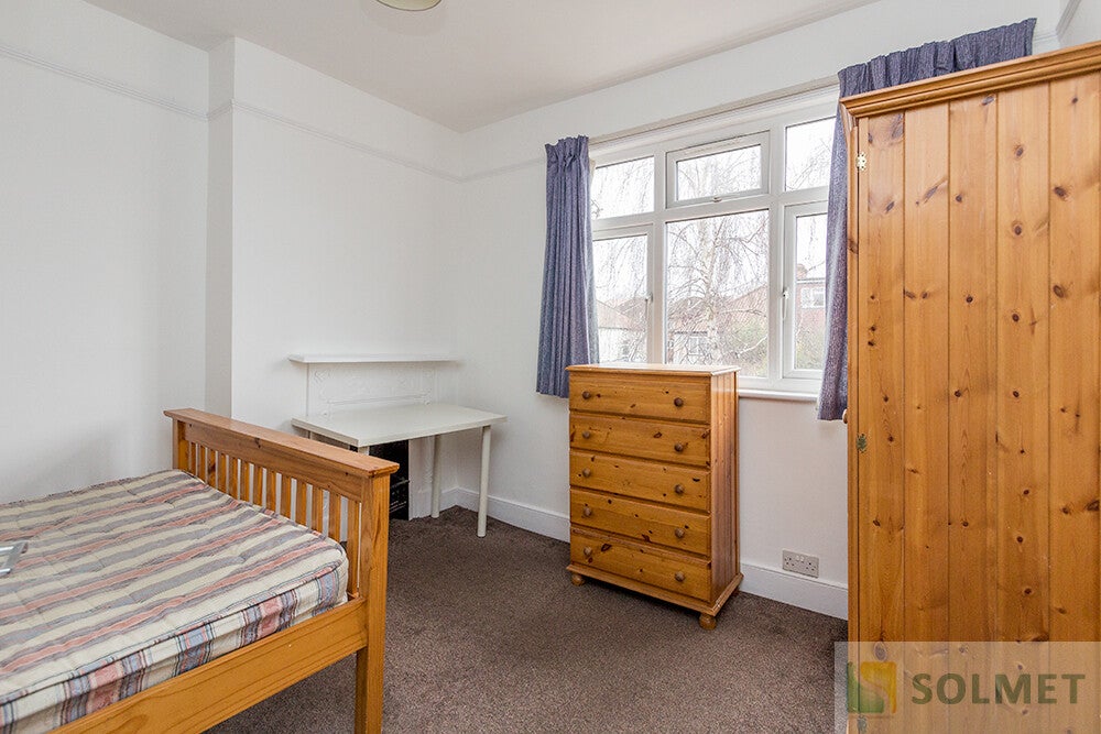 Room Dewsbury Road in Greater London