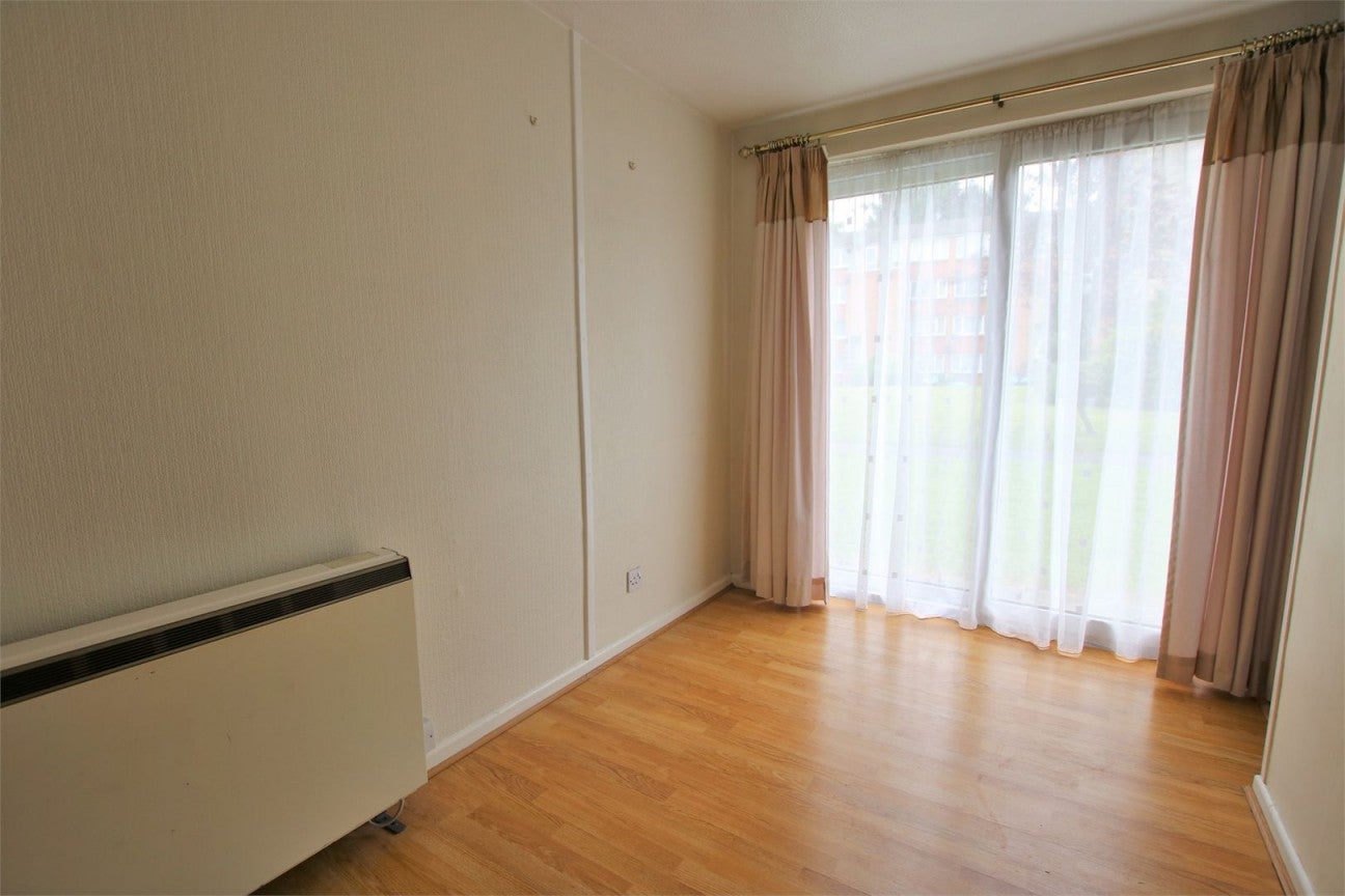 Flat Elms Road in Wokingham