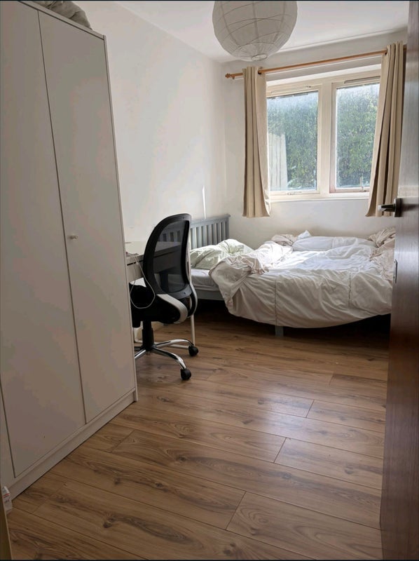 Flat Russia Lane in Greater London