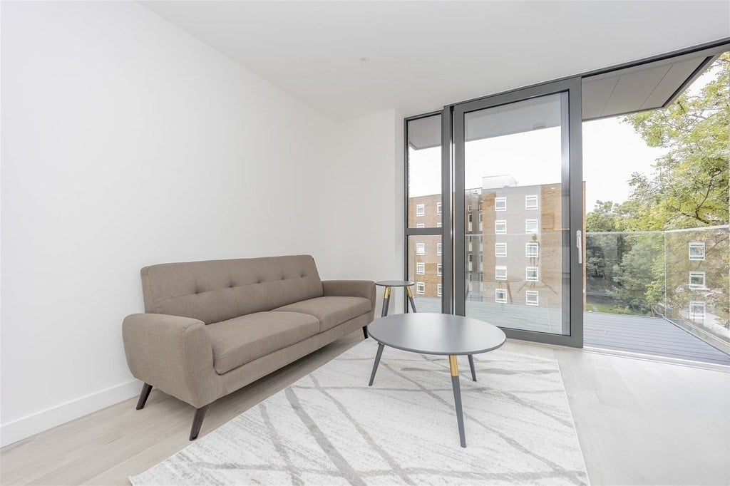 Flat Coster Avenue in Greater London