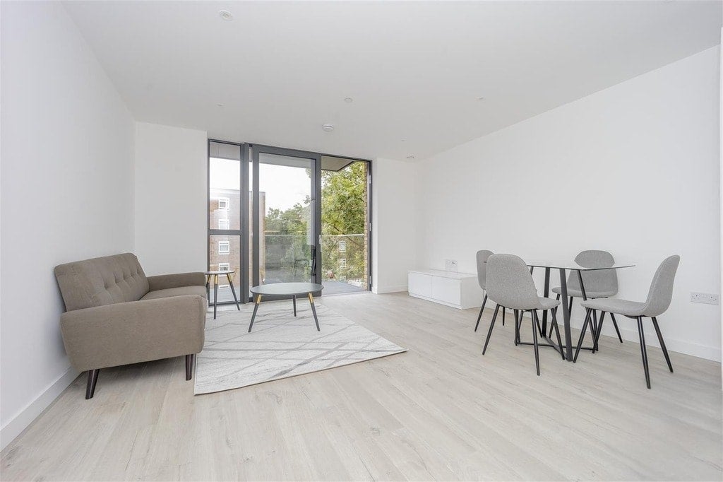 Flat Coster Avenue in Greater London