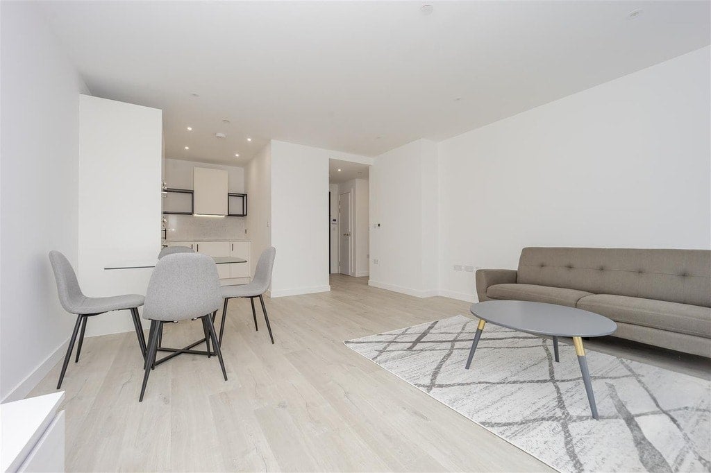 Flat Coster Avenue in Greater London