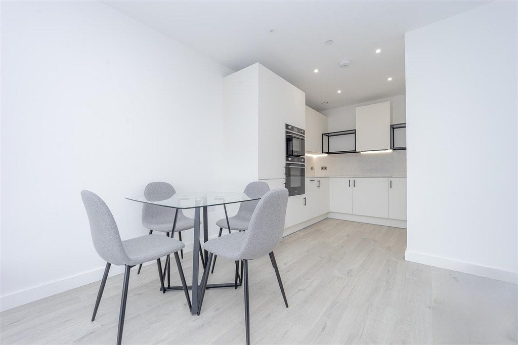 Flat Coster Avenue in Greater London