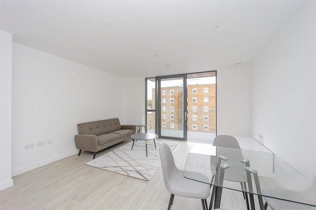 Flat Coster Avenue in Greater London