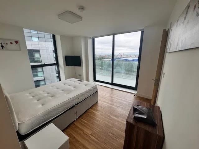 Room Pomona Strand in Trafford