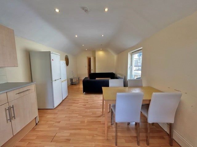 Flat Woodville Road in Cardiff