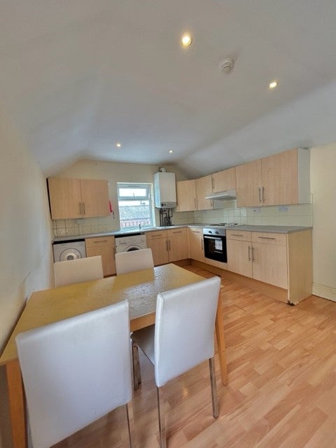 Flat Woodville Road in Cardiff
