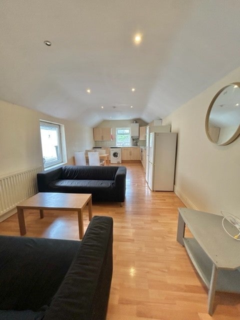 Flat Woodville Road in Cardiff