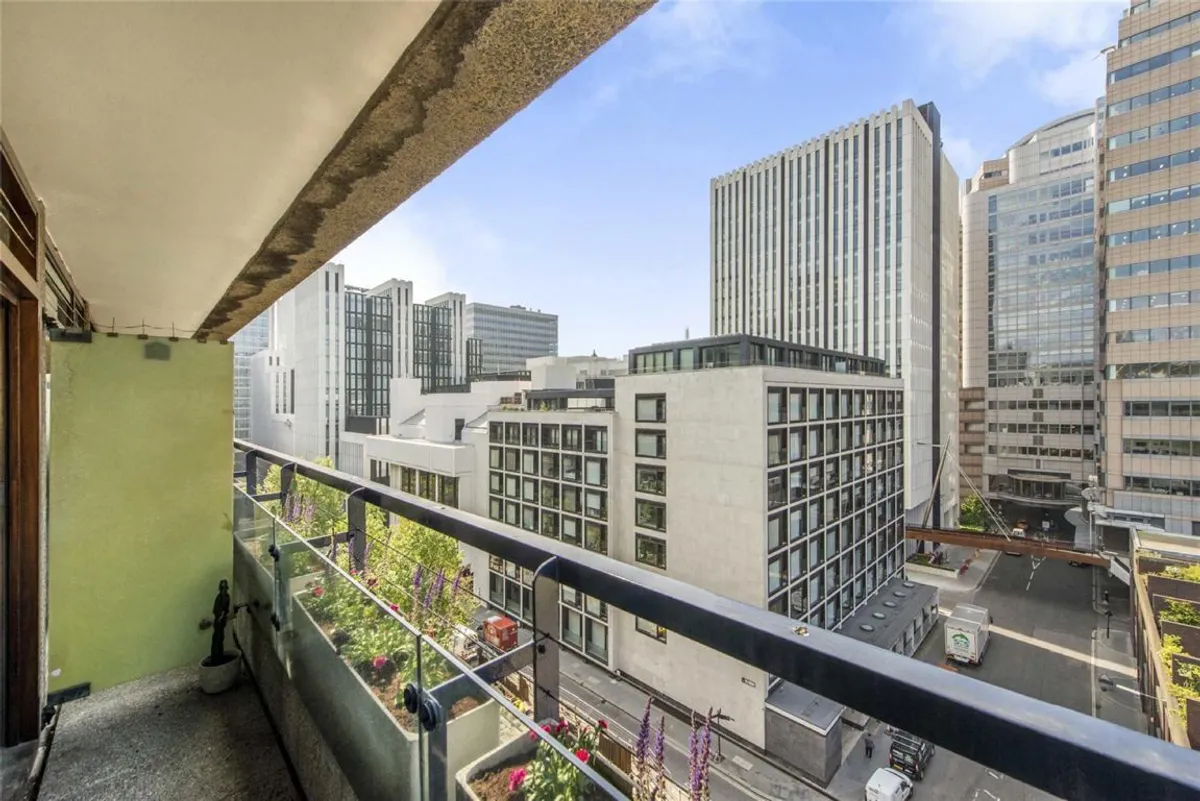 Flat Sculpture Court in City of London