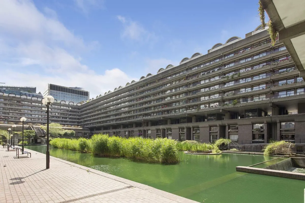 Flat Sculpture Court in City of London
