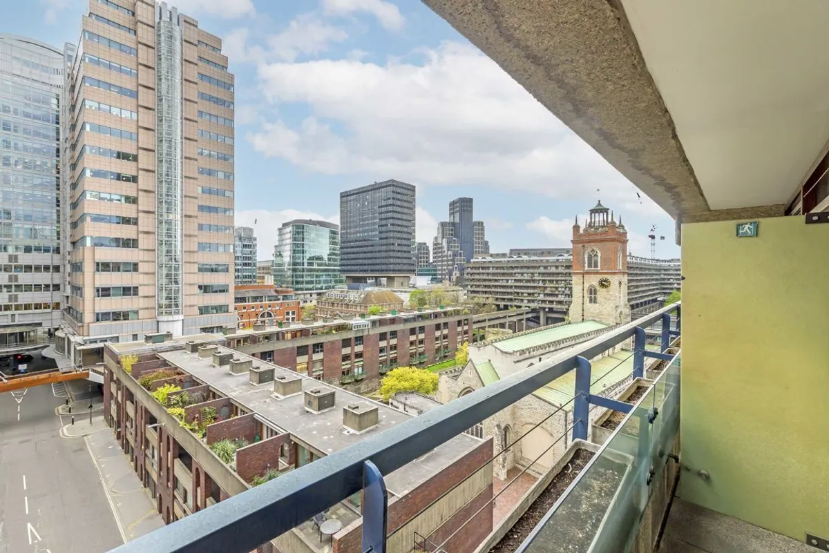 Flat Sculpture Court in City of London