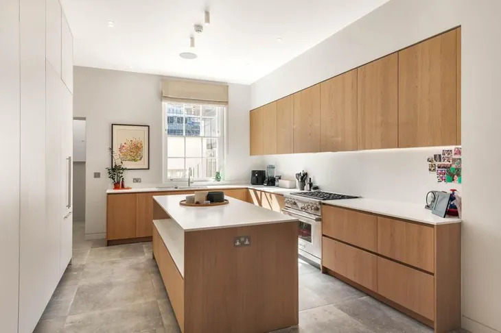 Flat Chepstow Crescent in Greater London