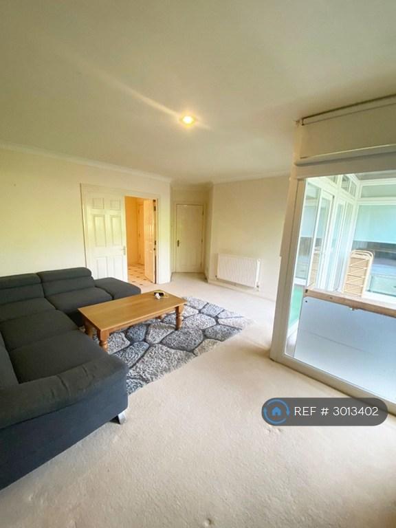 Flat Holden Road in Greater London