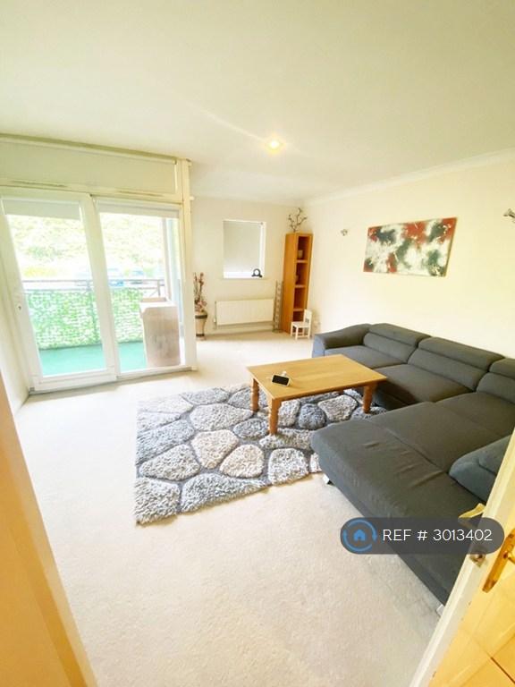 Flat Holden Road in Greater London