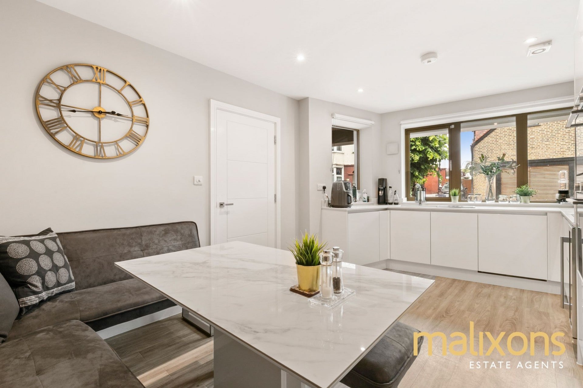 Flat Caithness Road in Greater London