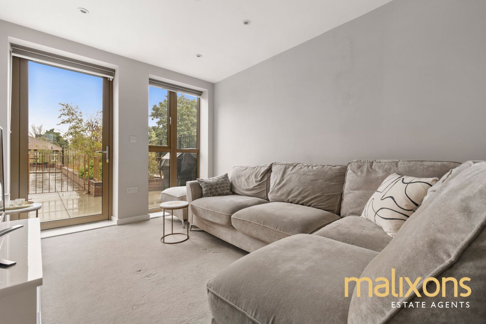Flat Caithness Road in Greater London