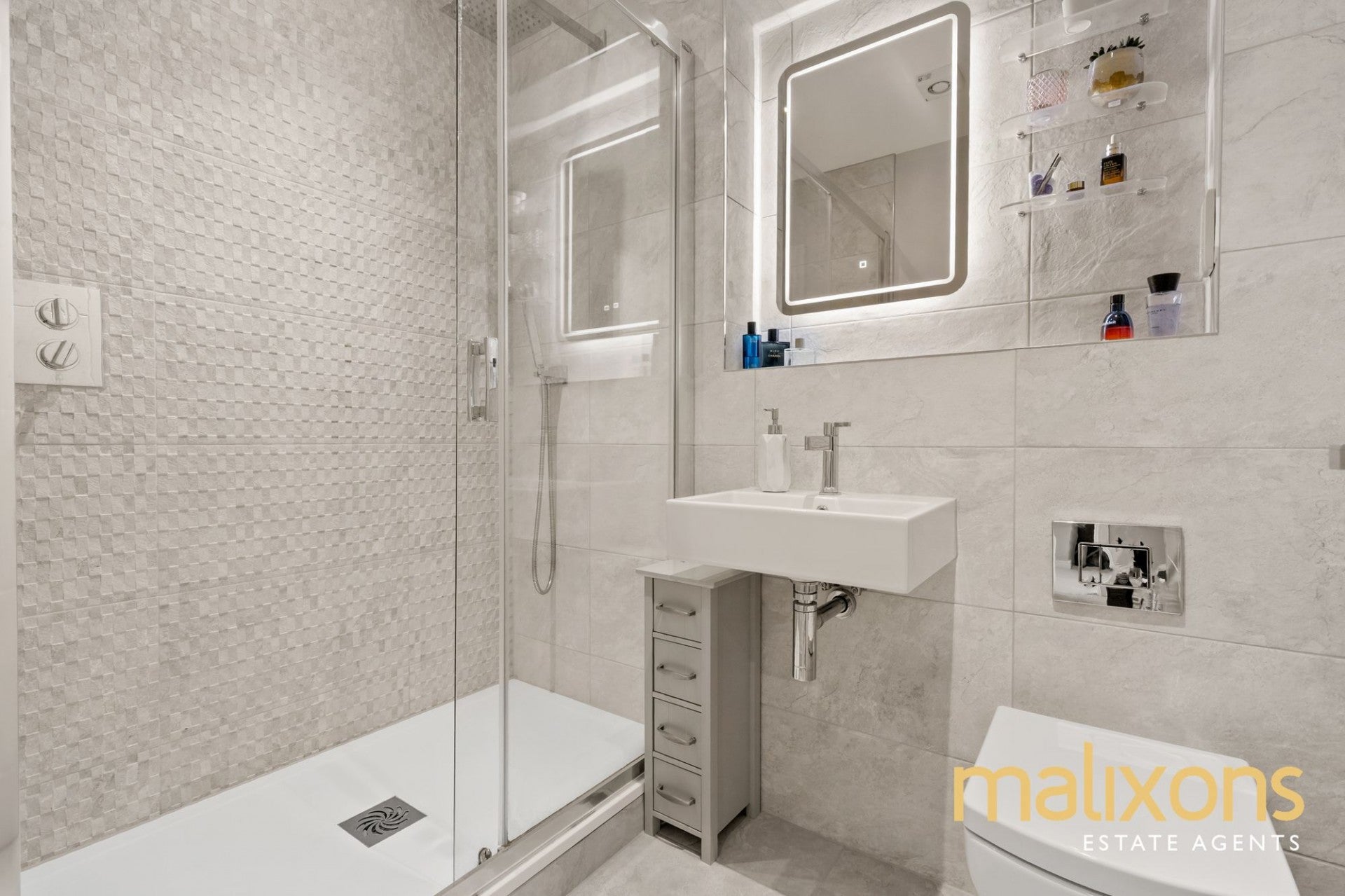 Flat Caithness Road in Greater London