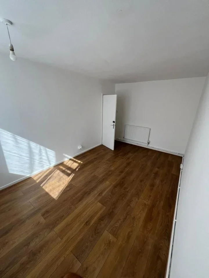 Flat Flather Close in London
