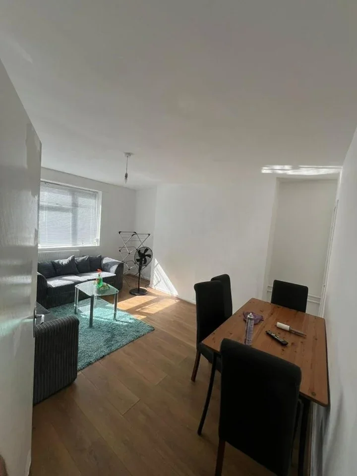 Flat Flather Close in London