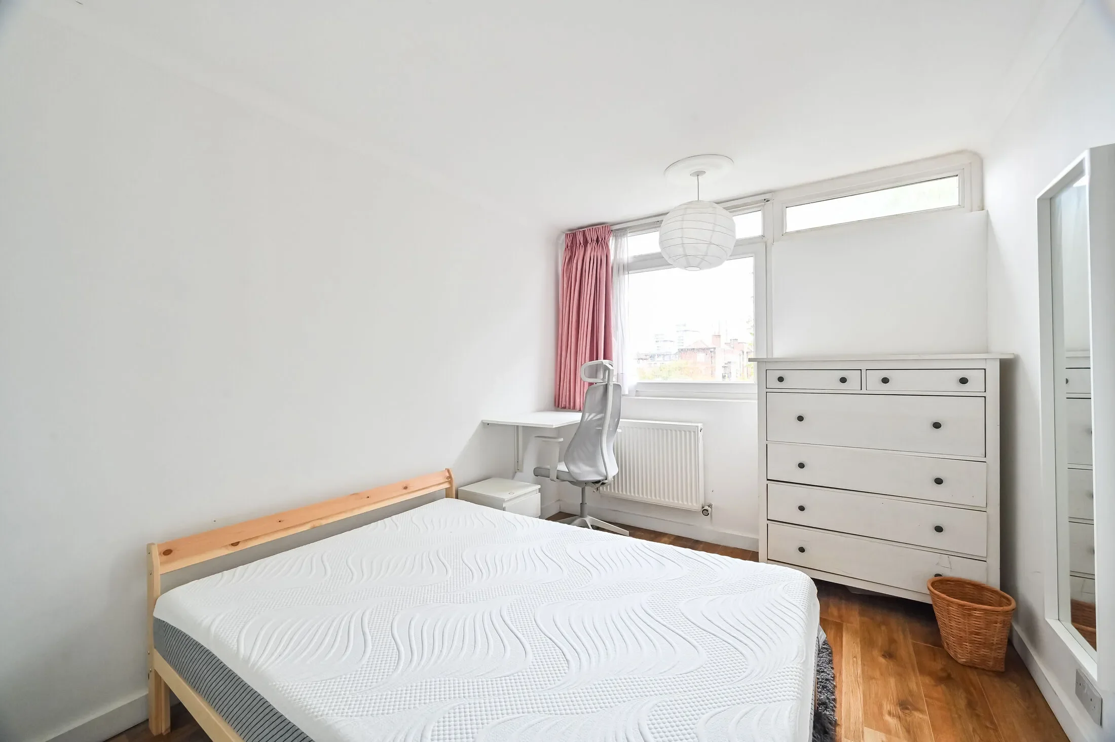Flat Cable Street in Greater London