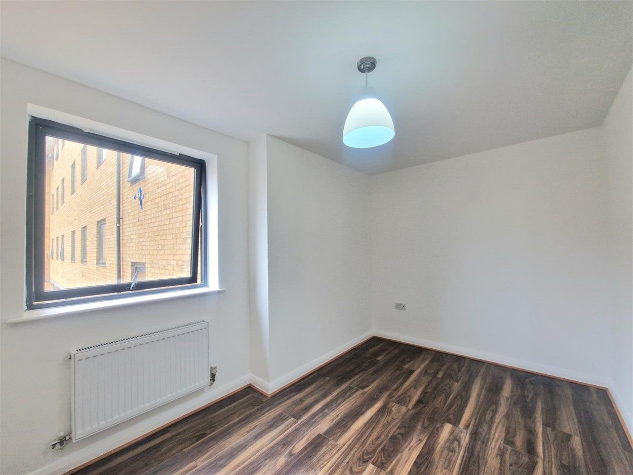 Flat Hirst Crescent in Greater London