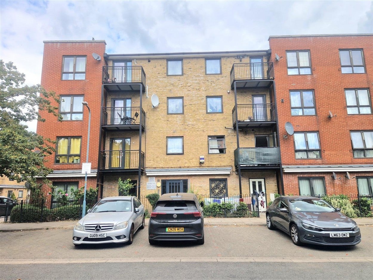 Flat Hirst Crescent in Greater London