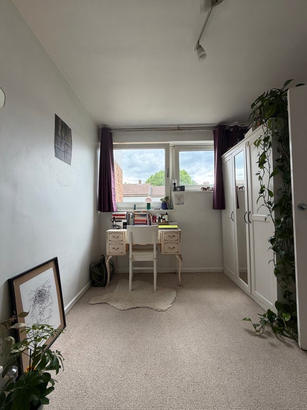 Room Pownall Road in Greater London