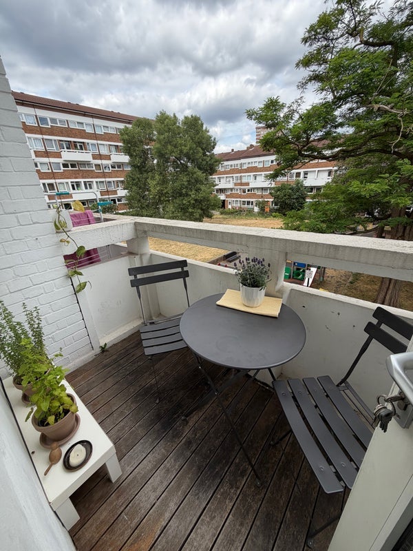 Room Pownall Road in Greater London